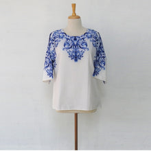 Load image into Gallery viewer, White Top in Wrinkled Crepe with Electric Blue Print