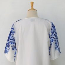 Load image into Gallery viewer, White Top in Wrinkled Crepe with Electric Blue Print