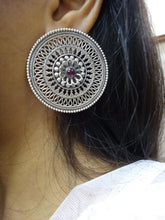 Load image into Gallery viewer, Silver Feather Light Filigree Earring
