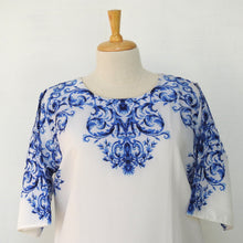 Load image into Gallery viewer, White Top in Wrinkled Crepe with Electric Blue Print
